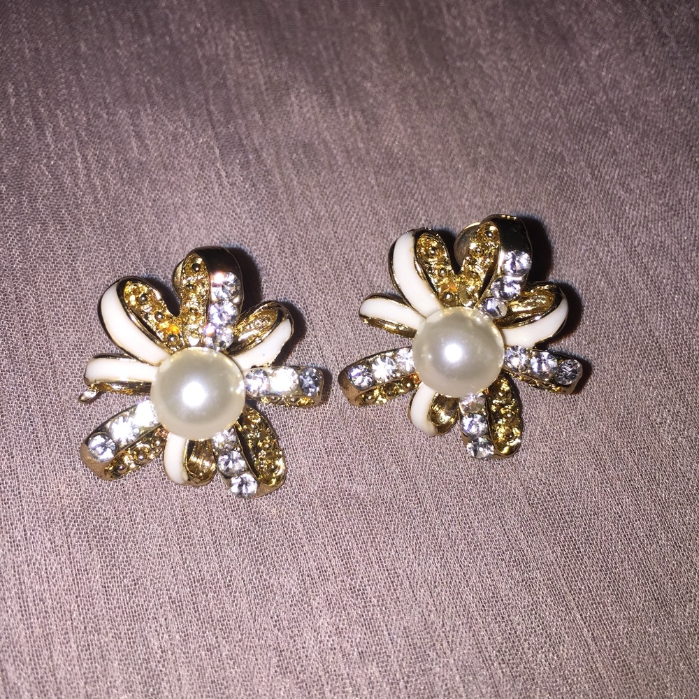 Flower shape pearl earrings